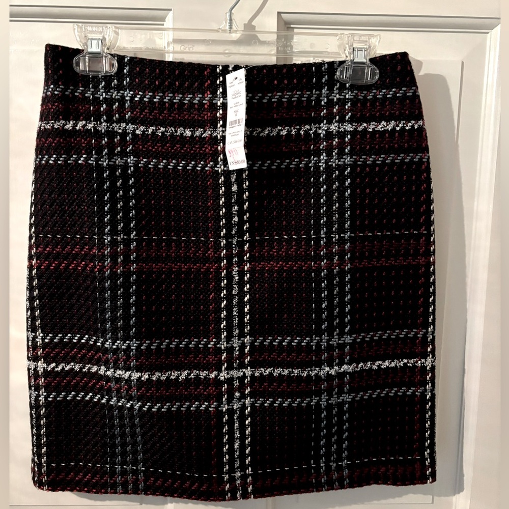 NWT White House Black Market Skit Black Size 0